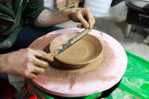 The master measures with a ruler the width of the plate, made to order from r Foto stock