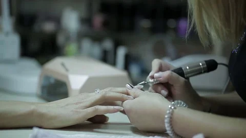 Master milling machine removes the varnish in the beauty salon Stock Footage 73764635