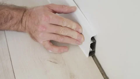 The master mounts and installs the baseboard to the wall 動画素材 147172535