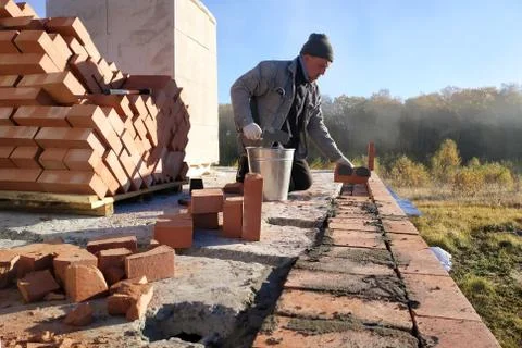 The master mural the brick wall using a cement mortar and trowel 스톡 사진