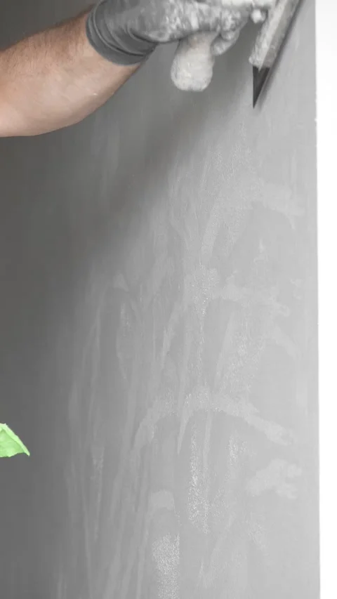 Master painter builder smooths decorative plaster. forms a finishing coating Video stock 317409584