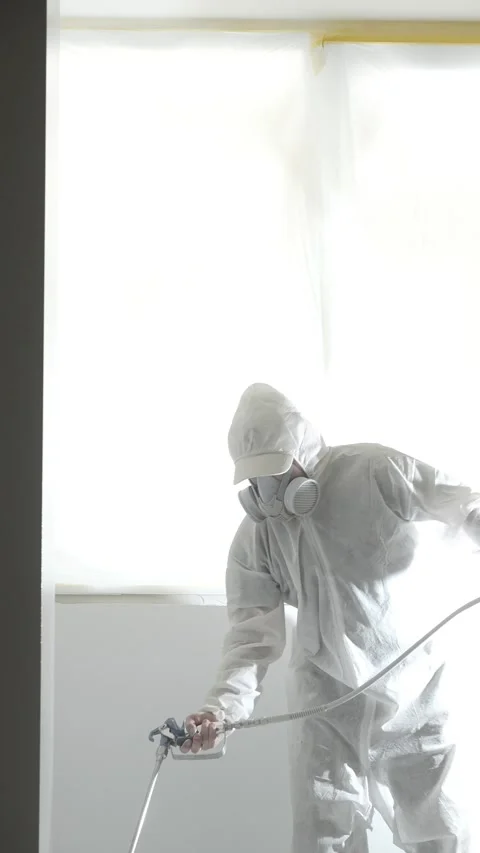 A master painter paints and primes a wall with an airless paint sprayer Video stock 317395733