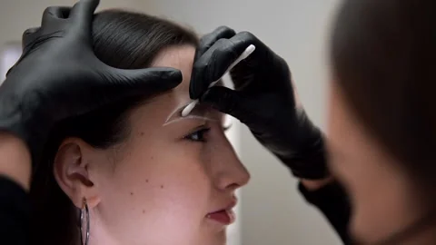 The master paints to highlight the eyebrows Vídeos de archivo 146530959