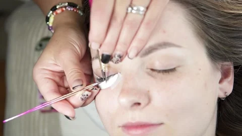 A master performs eyelash extensions on a woman in a beauty salon. Stock Footage 279818385
