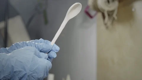 Master potter glazes clay spoon Vídeos de archivo 120908598