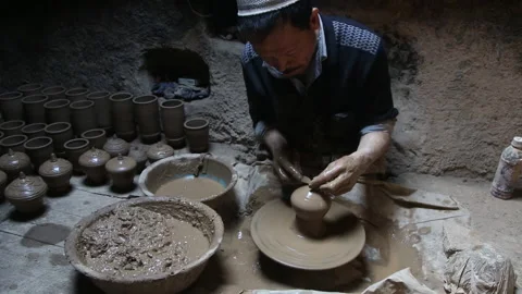A master of the pottery creates a jug by hand on pottery wheel Vídeo Stock 148442796
