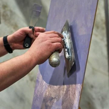 The master puts decorative plaster. Stock Photos