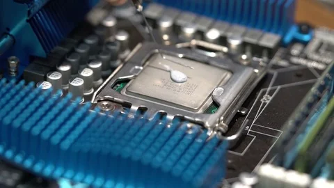 Master puts thermal paste on the CPU, computer repair Stock Footage 71247560