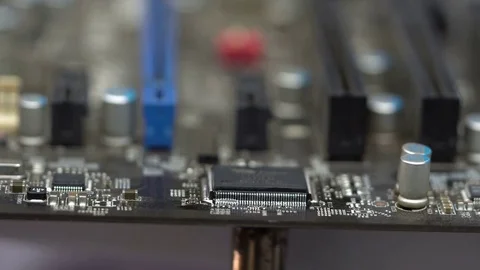 Master removes solder Stock-Footage 71244498