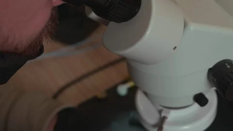 Master repairs electronics through a microscope Video stock 172057902