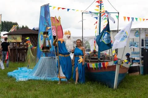 Master of the sea with a lover by the boat Foto stock