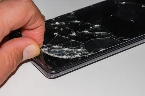 The master in the service center changes the broken glass of the screen in the s 스톡 사진