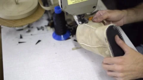 Master sewing Ugg boat with sewing machine, close up Vidéo 62889180