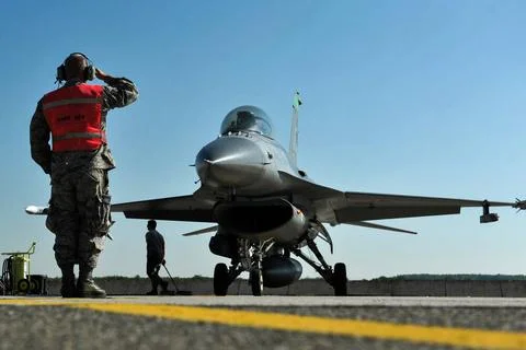 Master Sgt. Joe Ray, a weapons loader assigned to the 180th Fighter Wing, ... Stock Photos