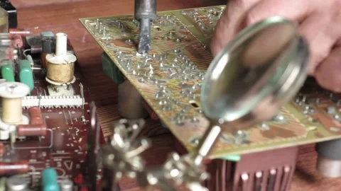 Master soldering radio components on the desktop Video stock 107032085
