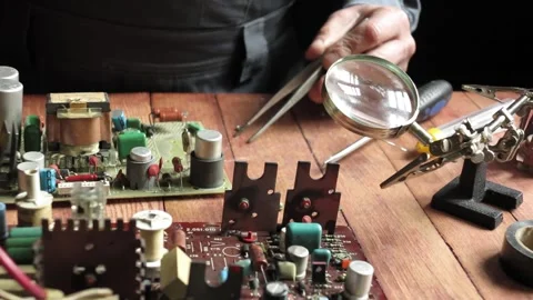 Master soldering radio components on the desktop Video stock 107034576
