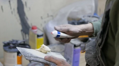 Master stir the putty Stock Footage 100090800