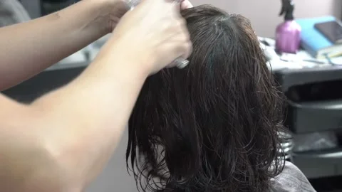 Master stylist comb and shears hair to client in barber shop. Close-up. Video stock 111816404