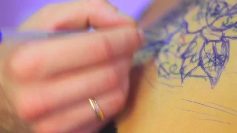 Master tattoo is drawing on the back Stock Footage