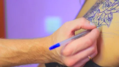 Master tattoo is drawing on the back Stock Footage 79479572