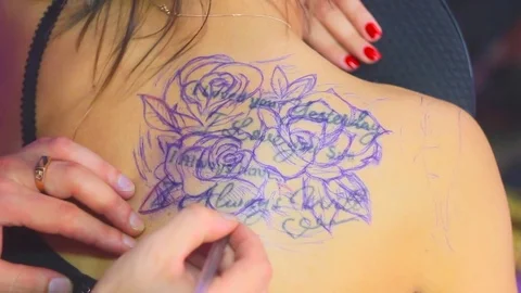 Master tattoo is drawing on the back Vidéo 80517712