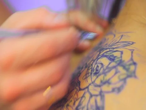 Master tattoo is drawing on the back Stock Footage