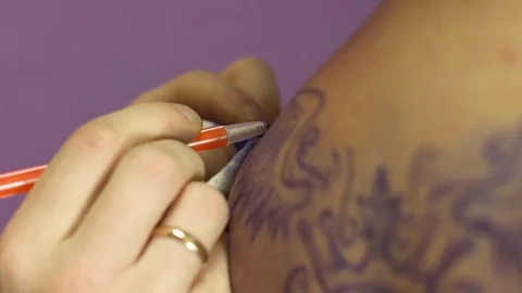 Master tattoo is drawing on the back Stock Footage 83801831