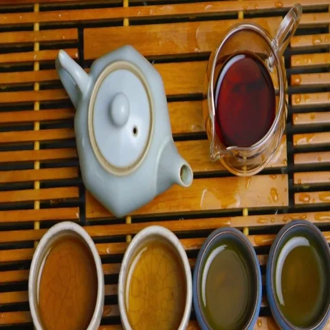 Master of tea does the tea ceremony with the tea set, da hong pao tea Vídeos de archivo 69460609