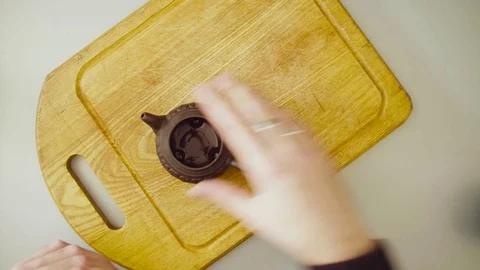 Master of tea doing the tea ceremony 動画素材 83080843