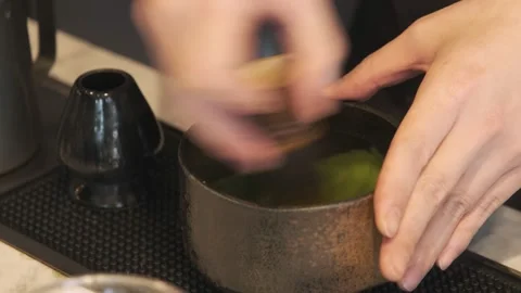 Master tea using bamboo matcha tea whisk the powder in a bowl. Video stock 232233490