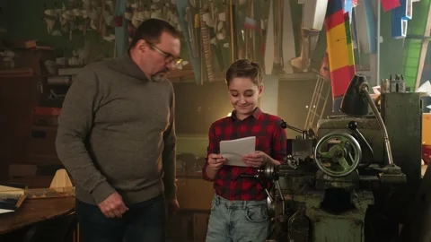 The master teaches the apprentice how to work with a metalworking machine Vidéo 171011397