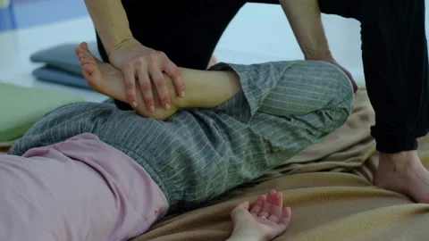 Master of Thai massage makes massage of the knee joint, legs and hips Stock-Footage 133402067