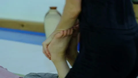 Master of Thai massage makes massage of the knee joint, legs and hips Stock-Footage 133402286