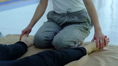 Master of Thai massage makes massage and stretching of the foot and knee joints Vídeo Stock 134292496