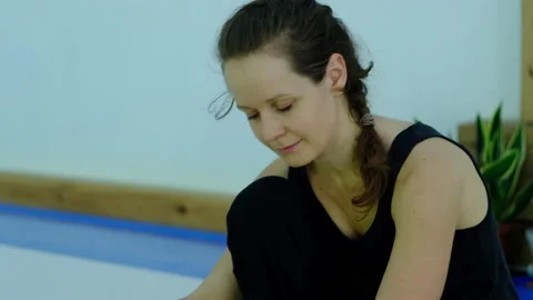 Master of Thai massage makes massage the muscles of the back and hips. Vídeo Stock 134292857