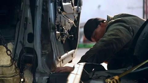 Master thoughtful and closed the door to the car. Repair cars Stock Footage 76227031