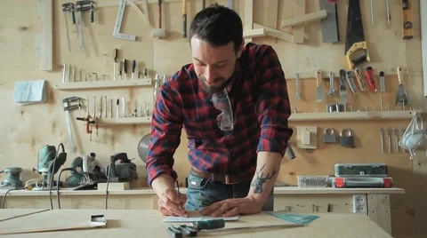 Master thoughtfully works in a carpentry workshop Video stock 61364172