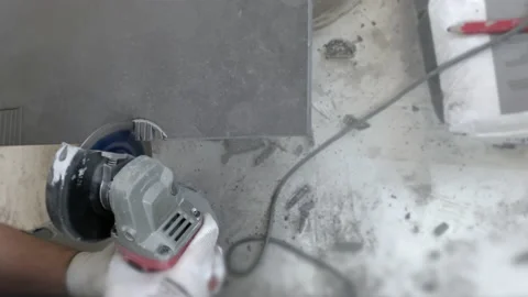 Master tiler cuts ceramic tiles with an angle grinder Vídeos de archivo 155584208
