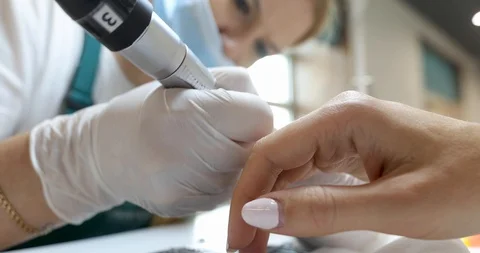 Master uses an electric machine to remove the nail polish Video stock 107646084