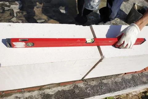 The master uses the level in the construction and masonry of the house in the 스톡 사진