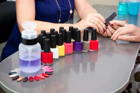 The master uses a nail file, making a manicure in the spa salon Foto stock