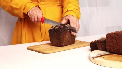 Mastering the art of slicing homemade bread with precision Stock-Footage 295278627