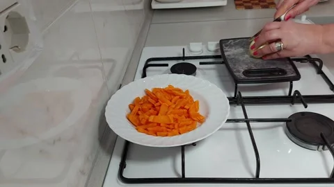 Mastering Onion Slicing: Quick Tear-Free Tips Video stock 304051649