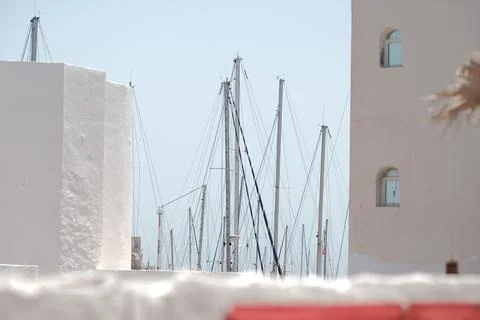 Masts can be seen in between two old white buildings. Stock-Fotos