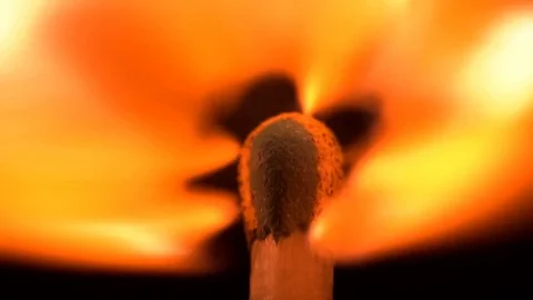 Match inginiting burning extreme macro close up background. A beautiful flame Vidéo 74975142