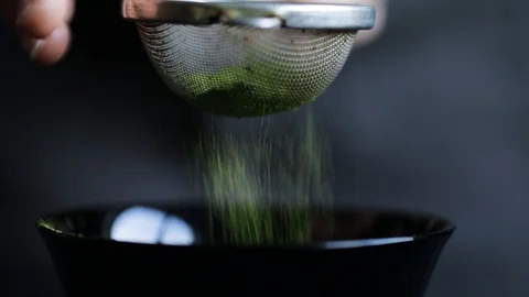 Matcha green tea is sift through a sieve Vídeos de archivo 119120218