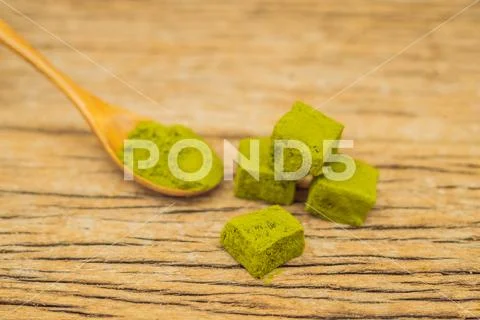 Matcha powder and candy made of matcha on wooden background. Homemade Matcha Stock-Fotos