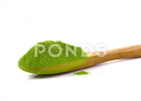 Matcha, powder green tea with bamboo spoon isolated on white background Stock-Fotos