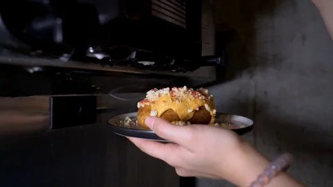 Matcha softserve in a donut 库存影片 91015082