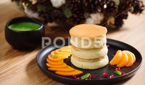 Matcha tea and healthy pancakes Stock-Fotos